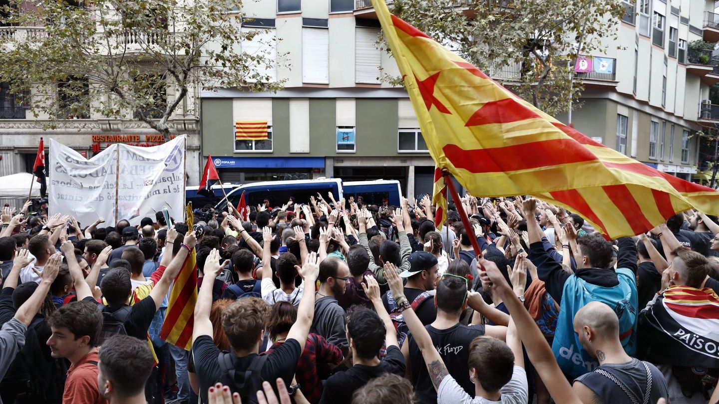 Protesta junto a la sede del PP en Barcelona (EFE)