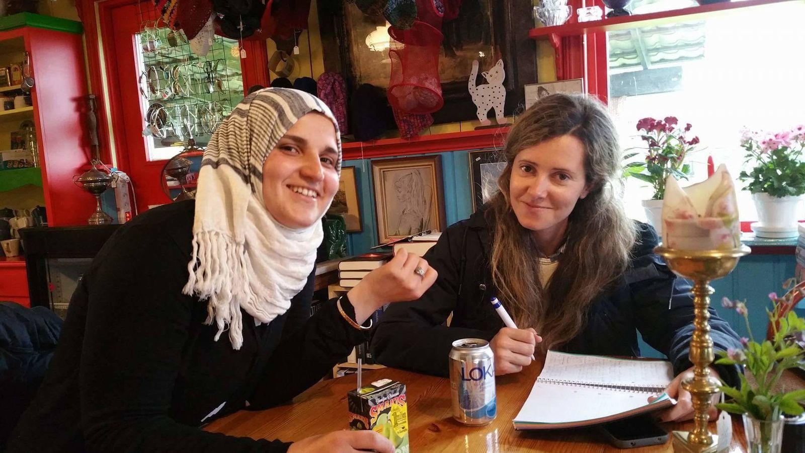 Foto: Sana y Pilar Cebrián en una cafetería de la localidad sueca de Filipstad en mayo de 2016 (Bashir M.)