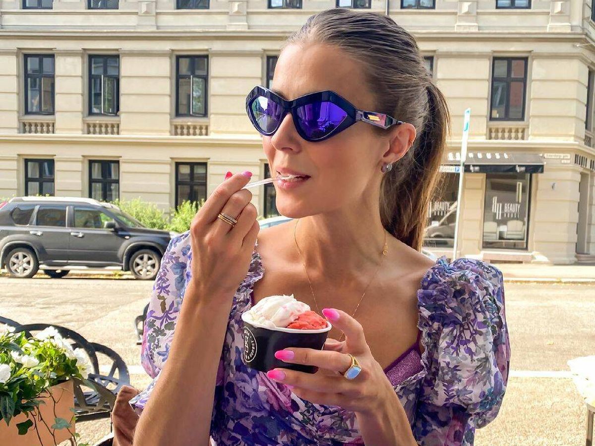 Foto: La coleta alta es un peinado muy socorrido en verano, pero la instagramer Nina Sandbech la accesoriza para darle un toque más colorido. (Instagram @ninasandbech)