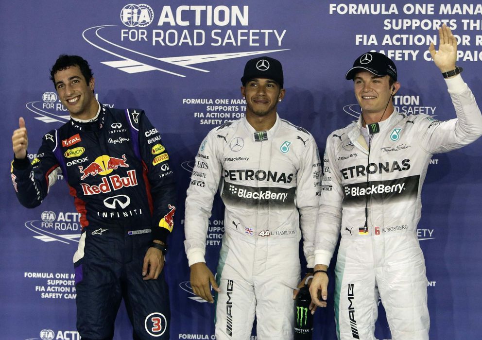 Foto: Daniel Ricciardo con su habitual sonrisa junto a los dos pilotos Mercedes.
