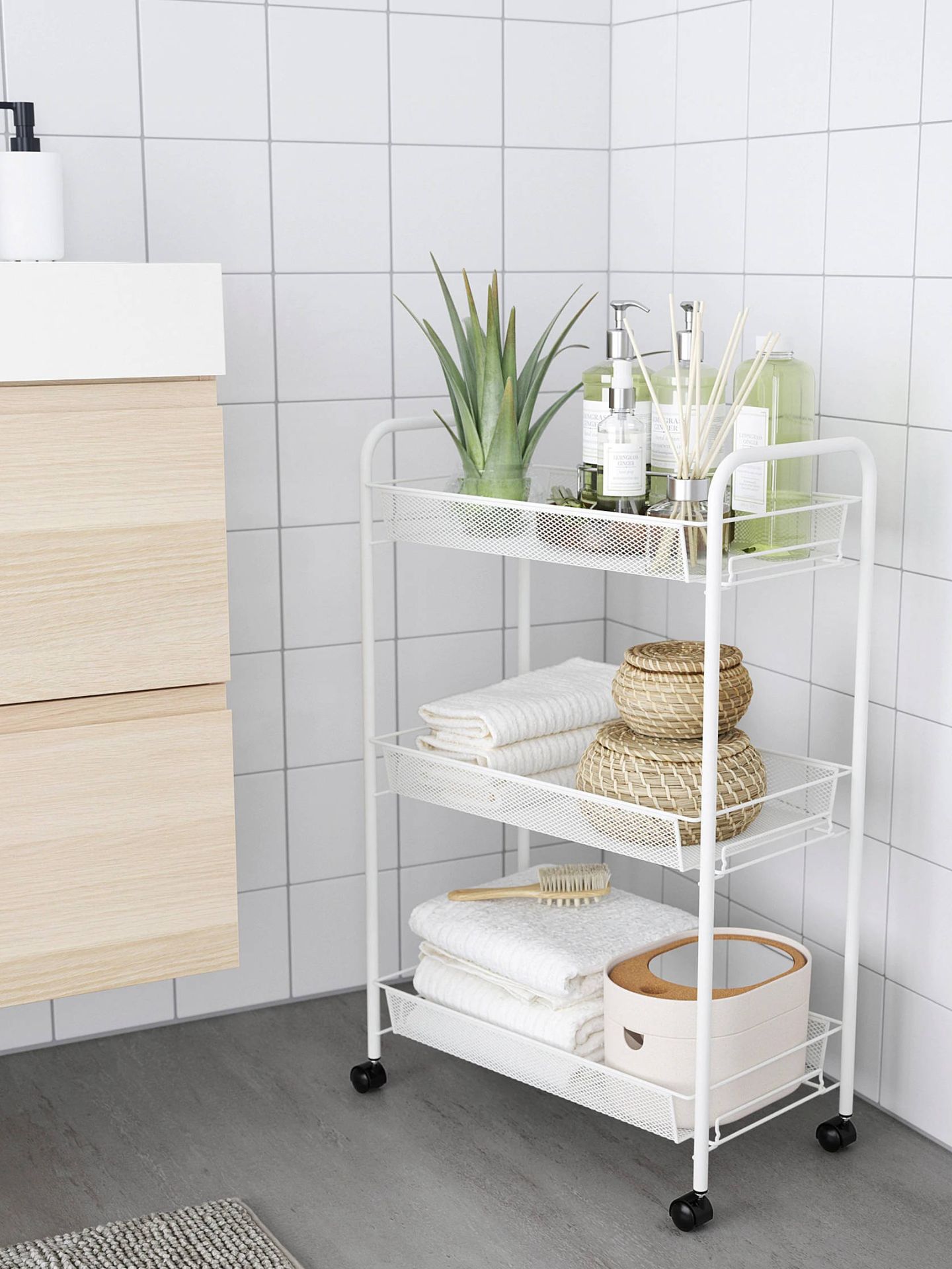 Muebles de Ikea para ganar espacio en un baño pequeño. (Cortesía)