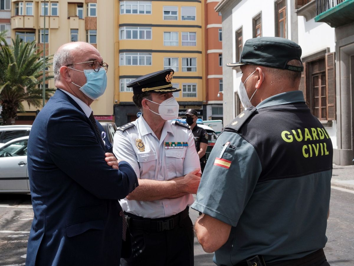 Foto: El Delegado del Gobierno en Canarias, Anselmo Pestana, con la Guardia Civil. (EFE/Ángel Medina G.)