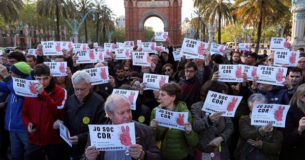 Foto: Concentración de apoyo a los Comités de Defensa de la República en Barcelona. (EFE)