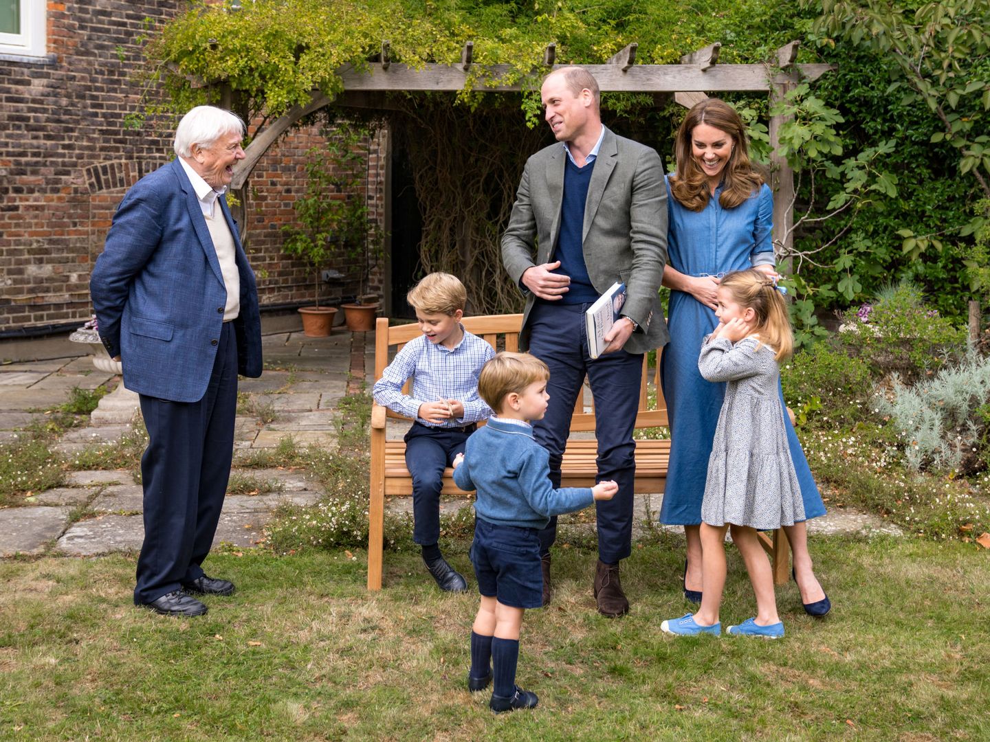 Los duques de Cambridge, sus hijos y David Attenborough. (Reuters) 