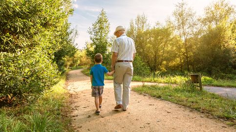 El 'Día de los Abuelos': la estrecha línea entre cargar con los nietos o curar la soledad