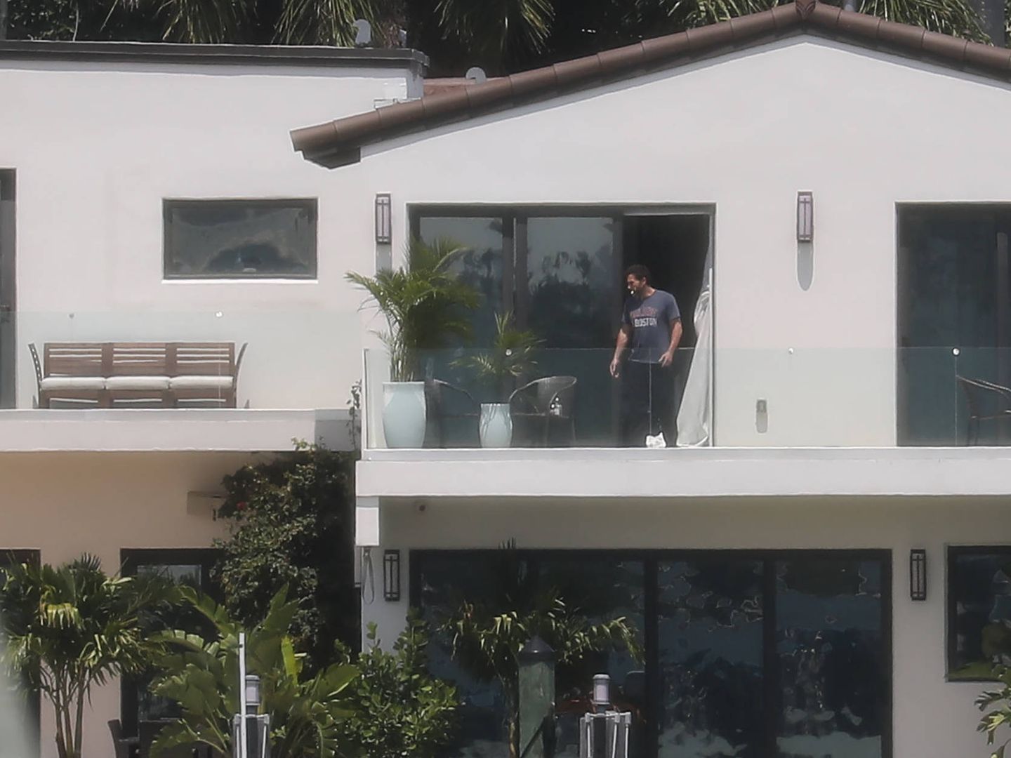  Ben Affleck, en la casa de JLo en Miami. (Gtres) 