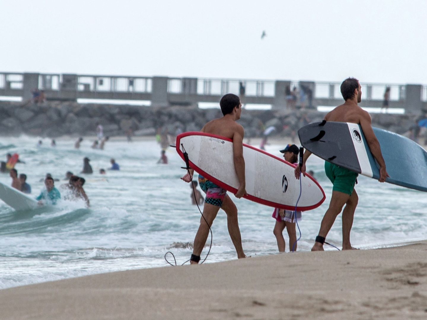 Surfistas en South Beach, Miami Beach. (EFE)