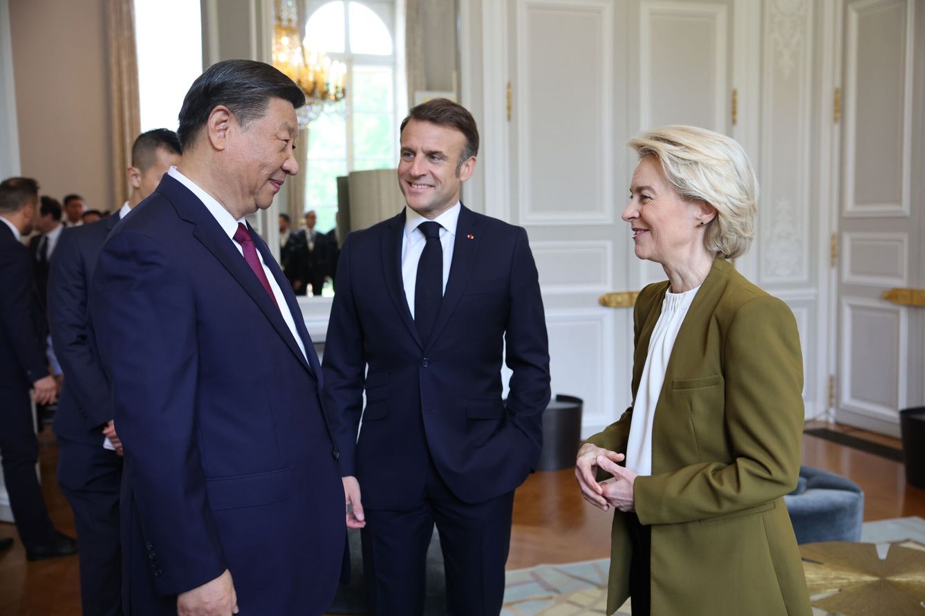 Ursula von der Leyen en Palacio del Elíseo en París, junto a Emmanuel Macron y Xi Jinping.