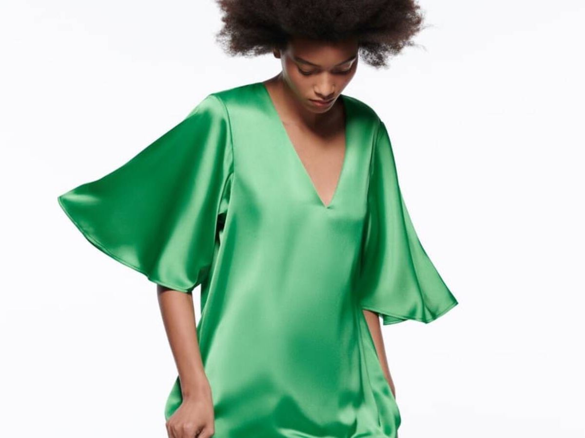 Foto: Vestido satinado verde de novedades. (Zara/Cortesía)
