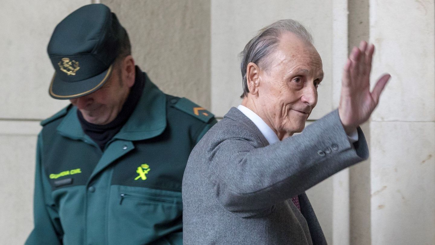 Manuel Ruiz de Lopera saluda a su entrada en los juzgados. (EFE/Julio Muñoz)