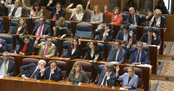 Foto: El grupo parlamentario del PP votando hoy los presupuestos. En el centro, el asiento fallido de Elena González-Moñux