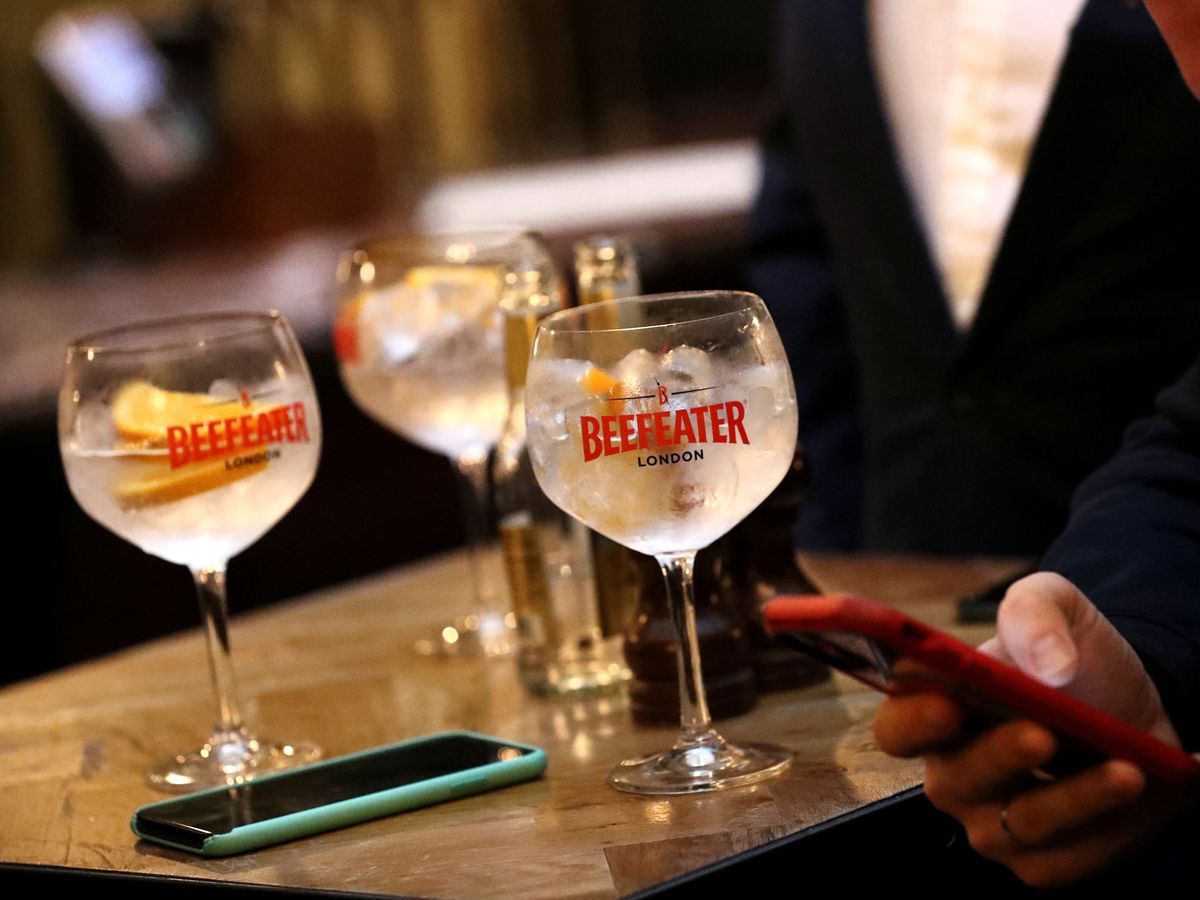 Foto: Bebidas en una mesa en un pub en Londres. (Simon Dawson/Reuters)