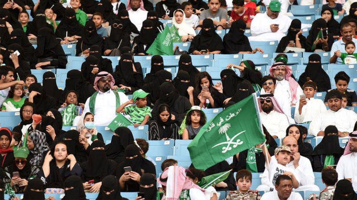 Mujeres viendo un partido de fútbol en Arabia Saudí