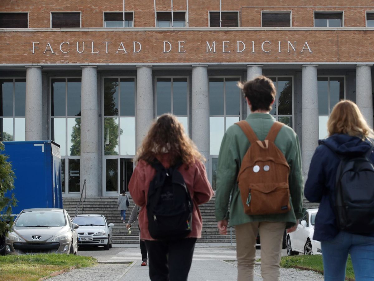 Foto: Varios alumnos se dirigen a la facultad de Medicina en la Universidad Complutense. (EFE/Juan Carlos Hidalgo)