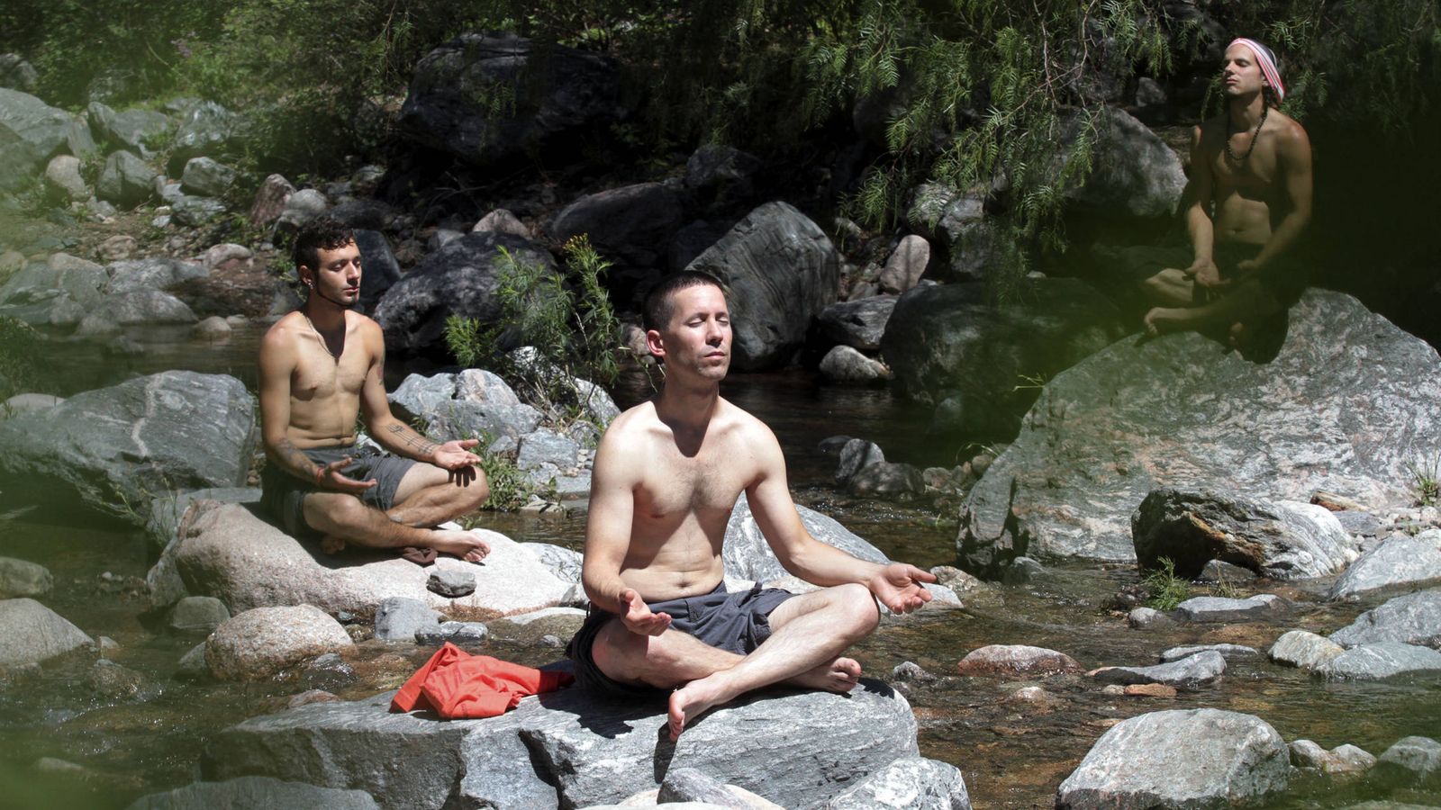 Foto: Hombres meditando en Capilla del Monte, en la provincia argentina de Córdoba, el 21 de diciembre de 2013 (Reuters)