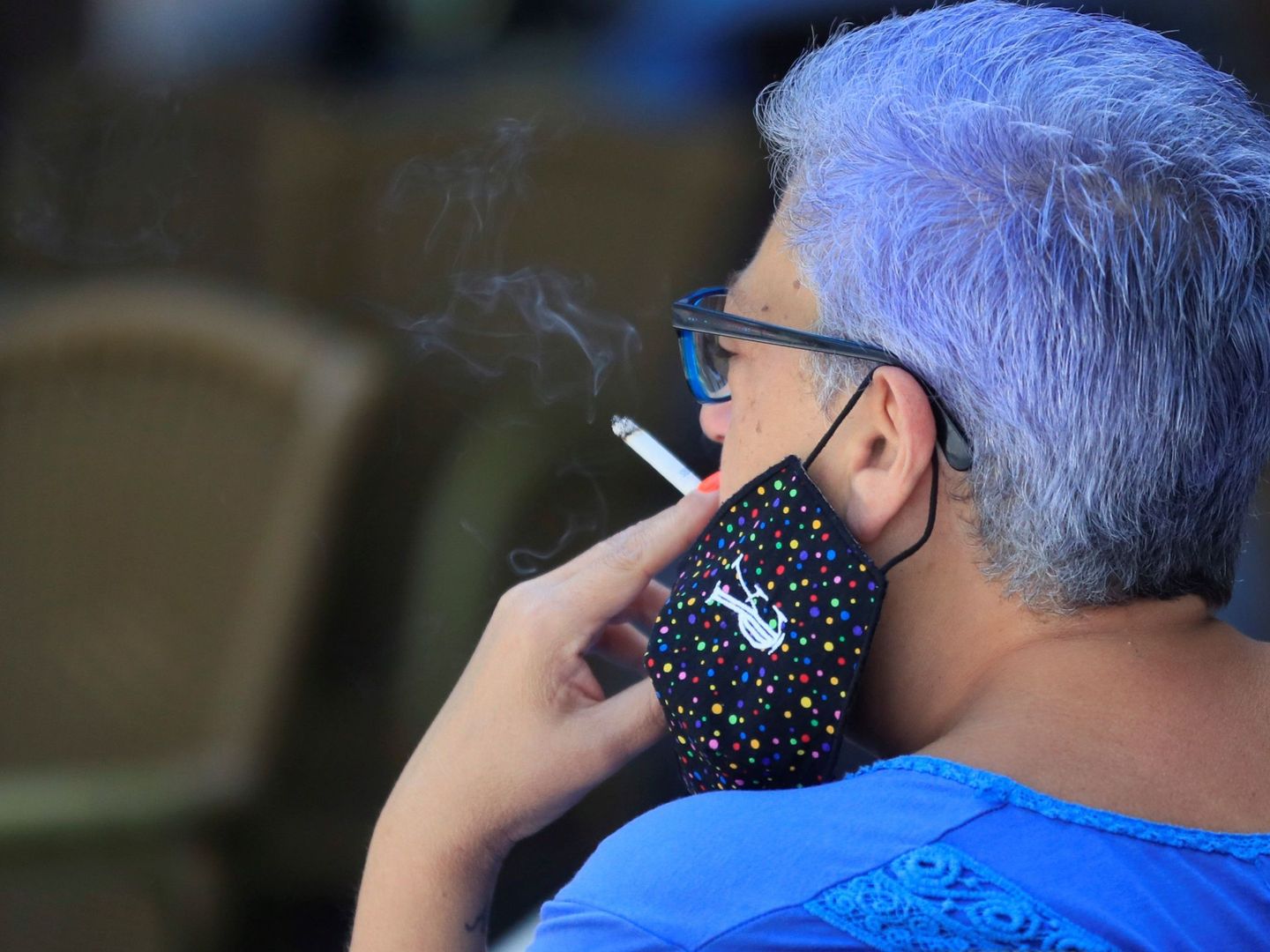Una mujer se fuma un cigarrillo este en Madrid. (EFE)