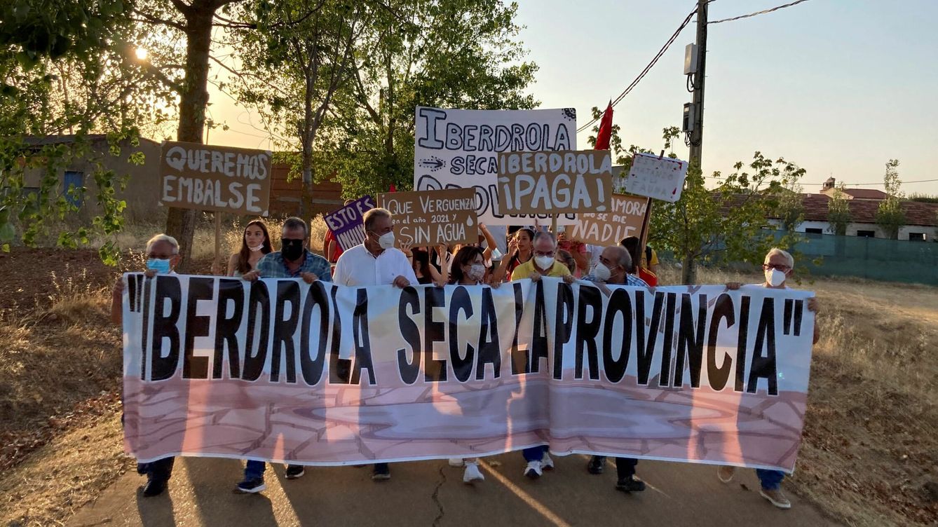 Foto: Protestas por el vaciado del embalse de Ricobayo en agosto de 2021. (EFE/Mariam A. Montesinos)