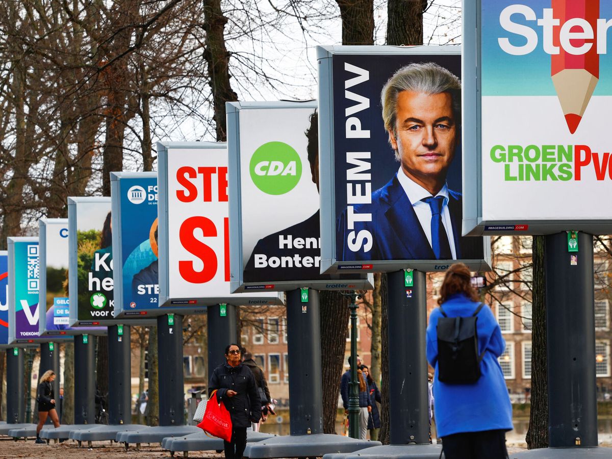 Foto: Carteles electorales en La Haya, Países Bajos, un día antes de que las urnas decidan el nuevo Parlamento. (Reuters/Piroschka Van de Wouw)
