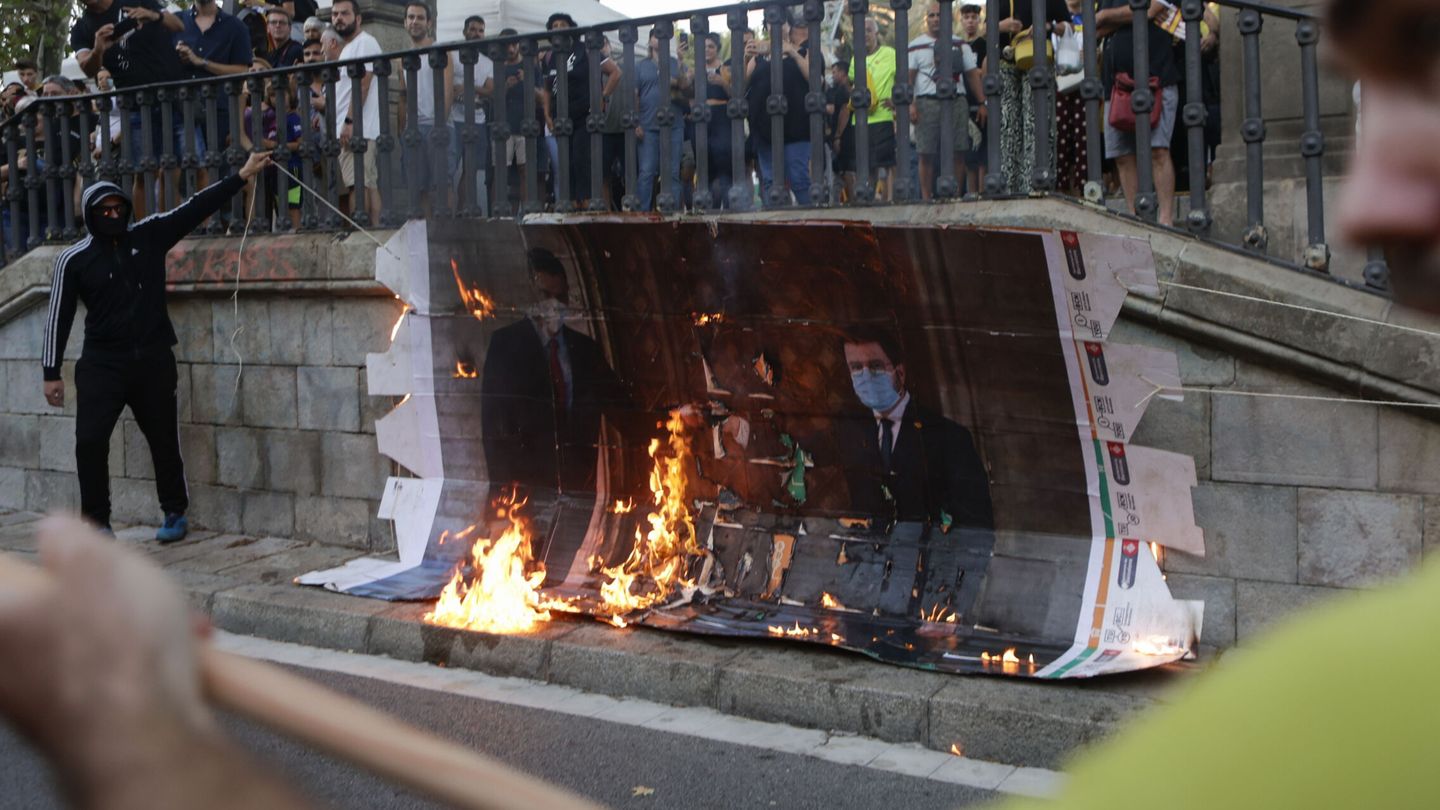 Varios jóvenes queman una fotografía del 'president', Pere Aragonès, y de Pedro Sánchez en la última Diada. (EFE/Quique García)