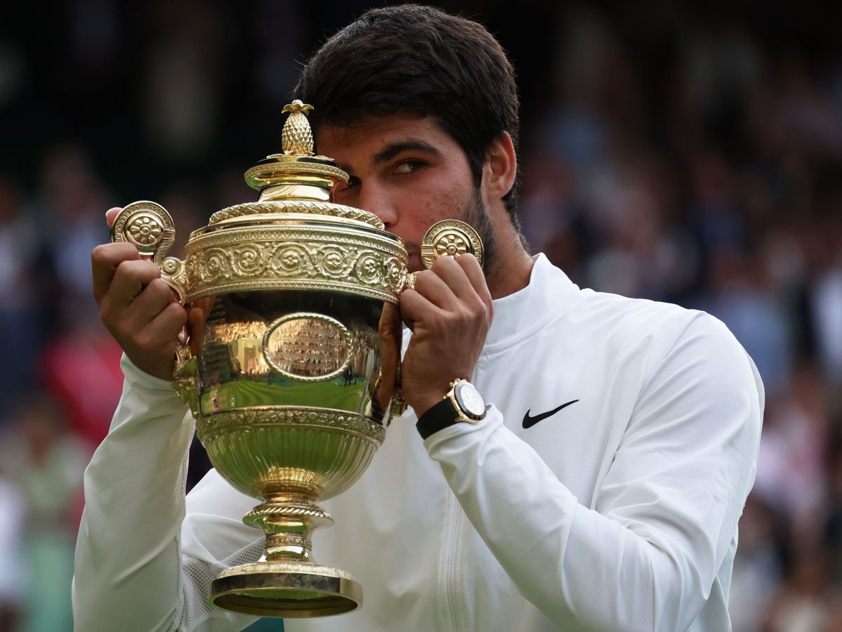 Foto: Carlos Alcaraz besa la copa de campeón de Wimbledon. (EFE/Neil Hall)