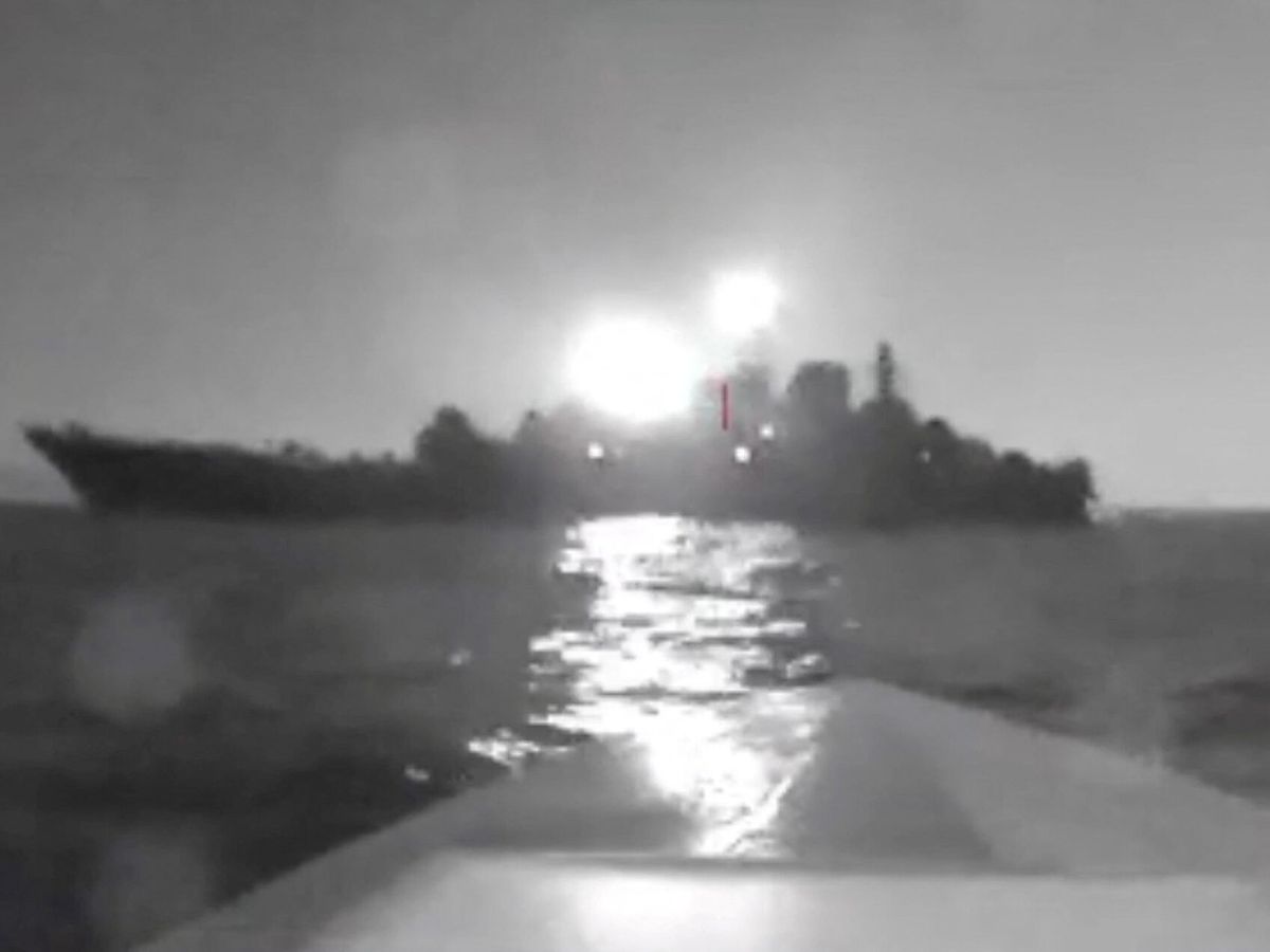 Foto: Captura del vídeo en el que se percibe un ataque con dron contra el Olenegorsky Gornyak, cerca del puerto de Novorossiyk (Reuters)