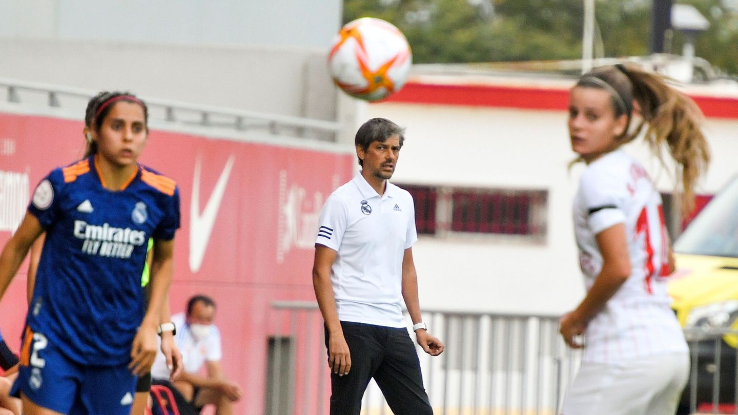 David Aznar, técnico del Real Madrid femenino, durante el partido contra el Sevilla. (EFE)