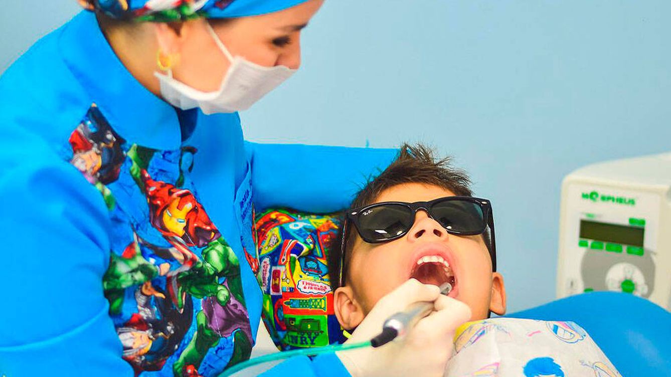 La curiosa técnica de un dentista para tranquilizar a los niños en su consulta