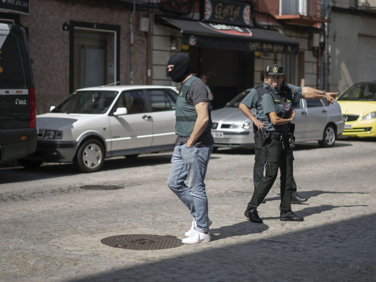 Foto: Agentes de la Guardia Civil en una operación policial. (EFE/Brais Lorenzo)