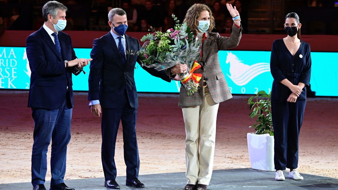 La infanta Elena durante la entrega de su trofeo en la anterior edición de la Madrid Horse Week. (EFE)