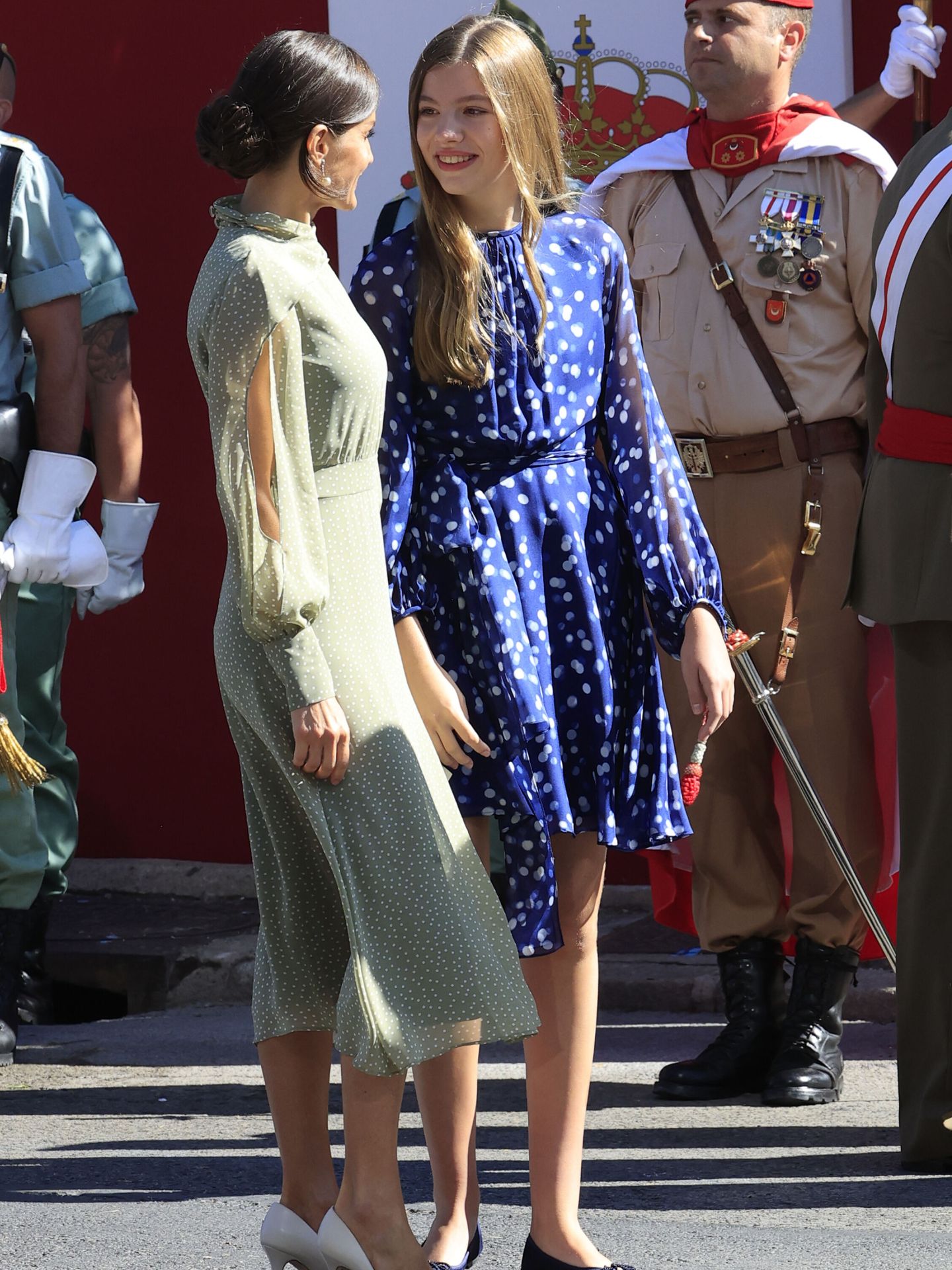 La reina Letizia conversa con la infanta Sofía al finalizar el desfile del Día de la Fiesta Nacional. (EFE/Zipi)
