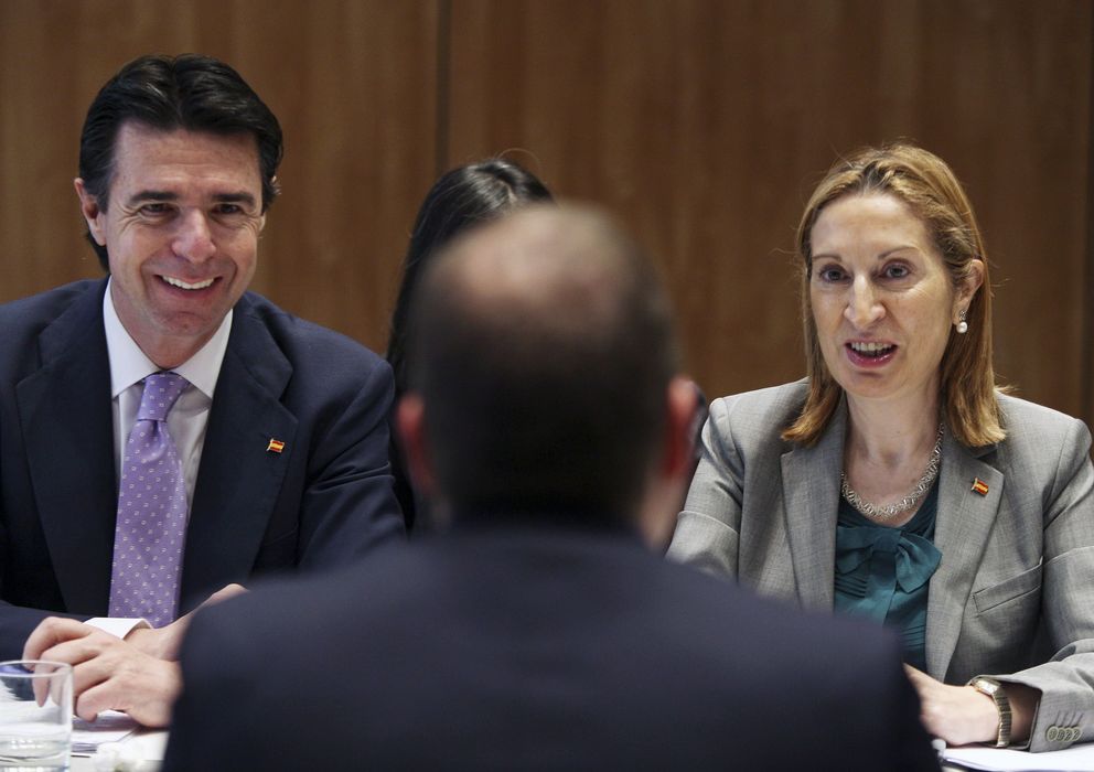 Foto: La ministra española de Fomento, Ana Pastor, y el ministro de Industria, Energía y Turismo, José Manuel Soria (EFE)