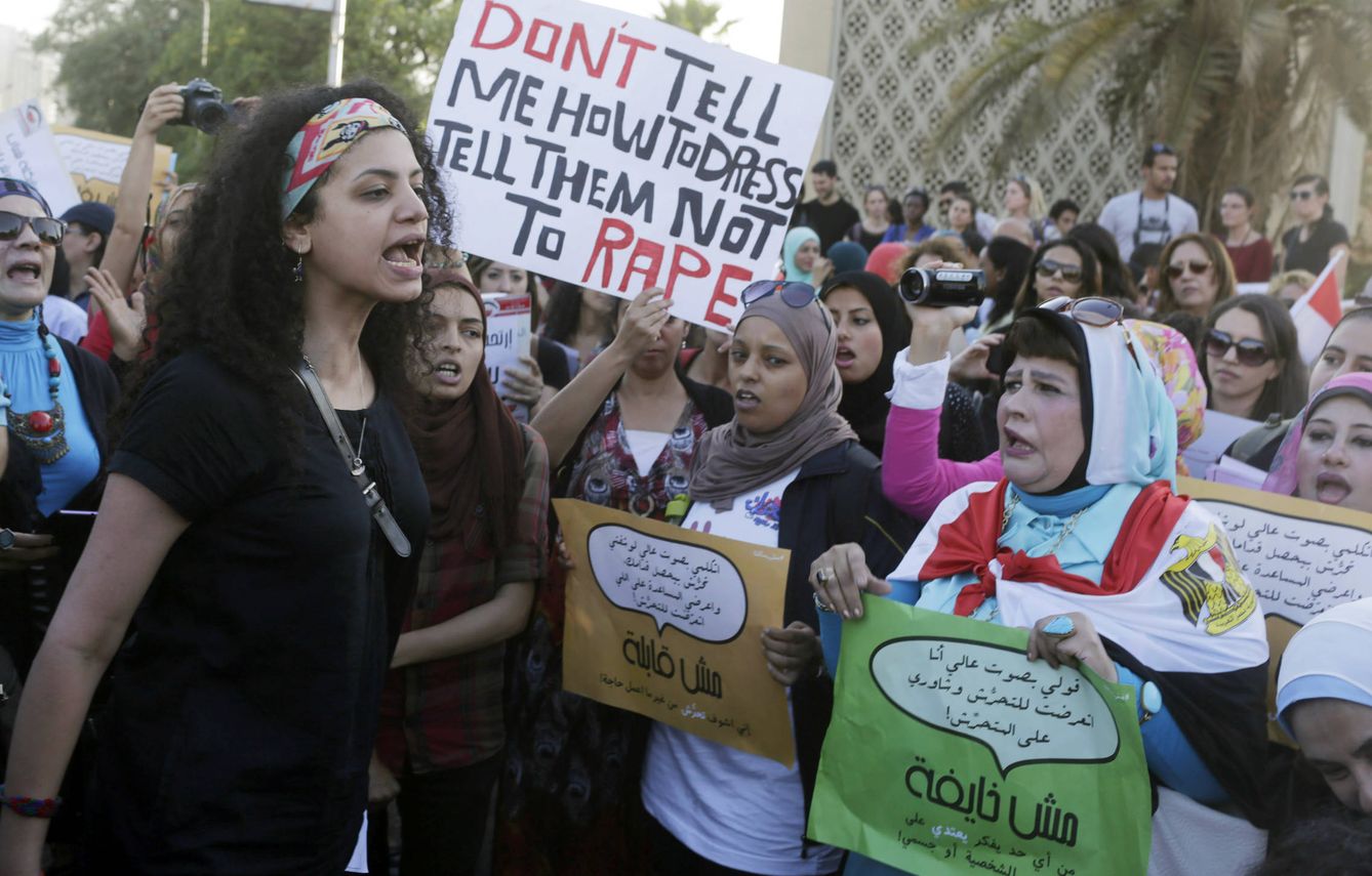 Un grupo de egipcias protesta contra el acoso sexual en el centro del Cairo. (Reuters)