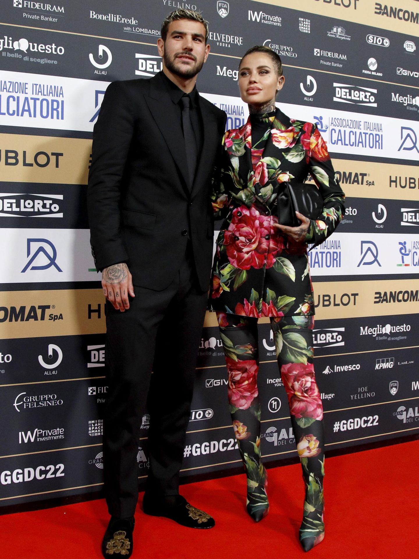 Theo Hernandez y Zoe Cristofoli, en la gala del Balón de Oro. (EFE/Mourad Balti Touati)