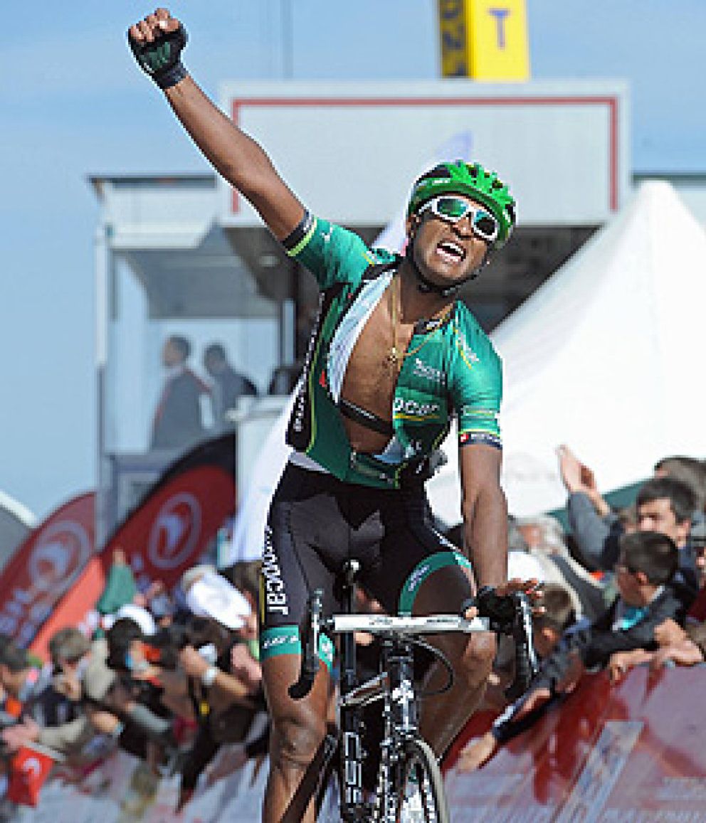 Foto: Berhane, la gran promesa africana, rompe una barrera más en el ciclismo