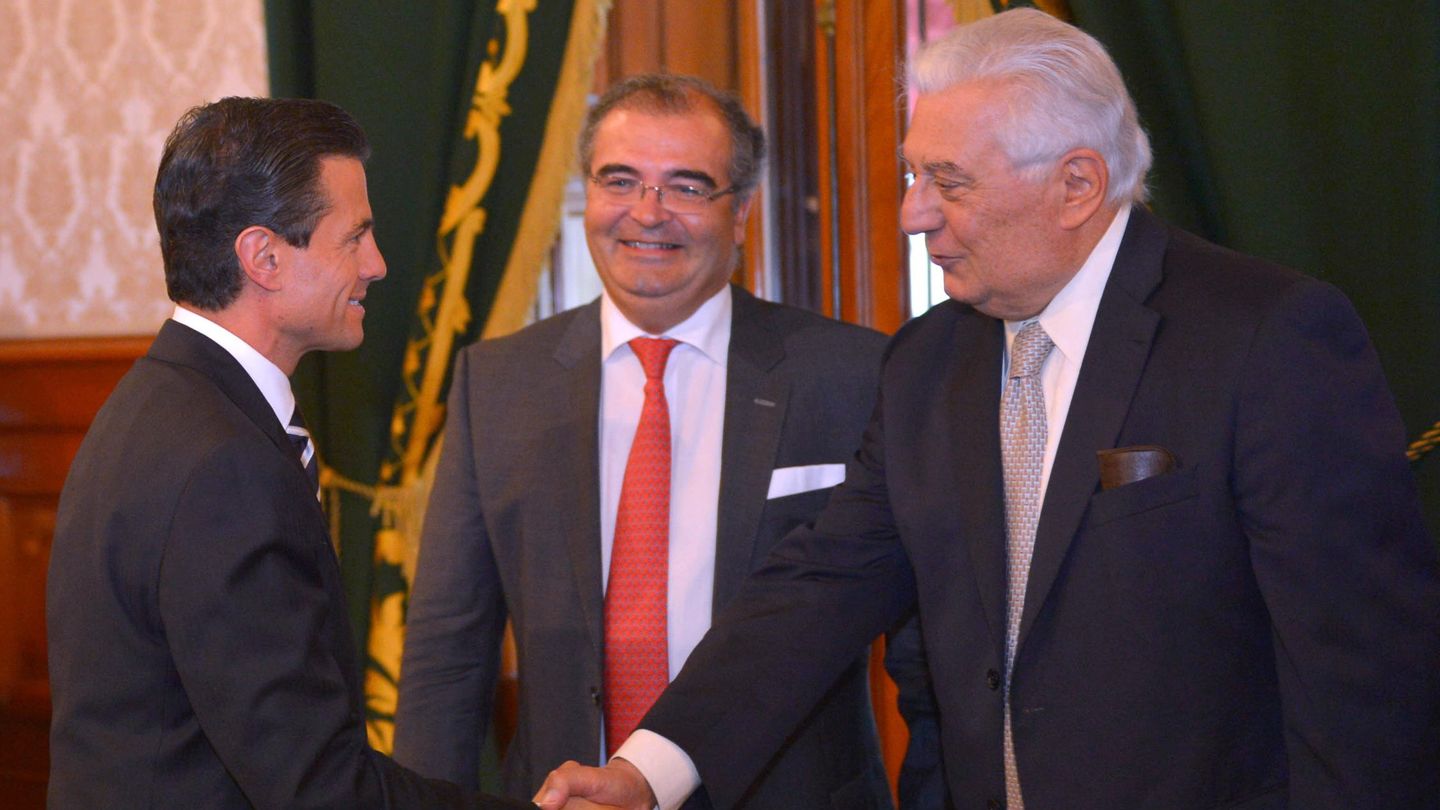 De izda. a dcha, Enrique Peña Nieto, expresidente de México, Ángel Ron, expresidente de Banco Popular, y el inversor mexicano Antonio del Valle. (EFE)