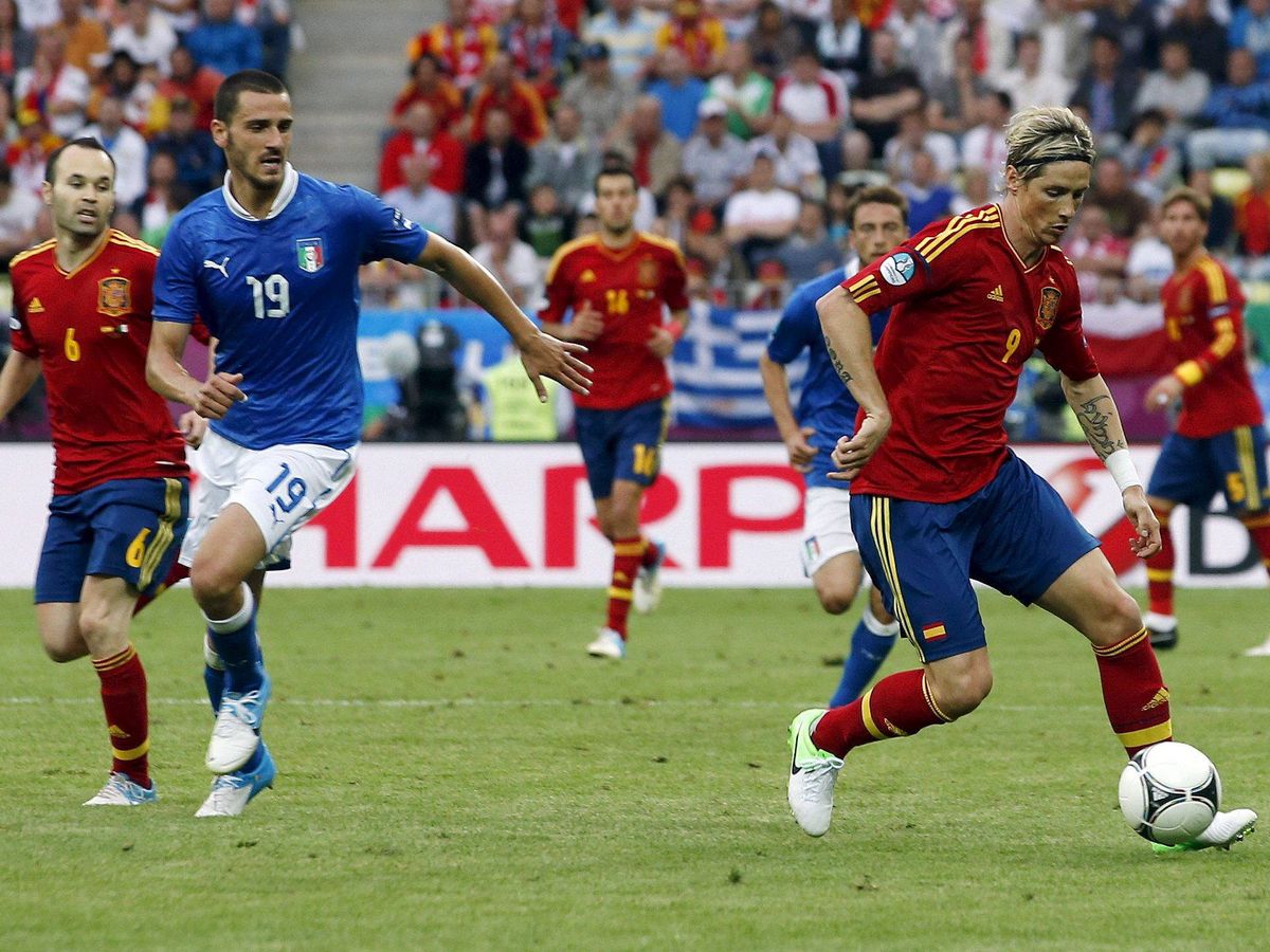 Foto: Fernando Torres ante Leonardo Bonucci en la final de la Eurocopa 2012 (EFE/Juan Carlos Cárdenas).