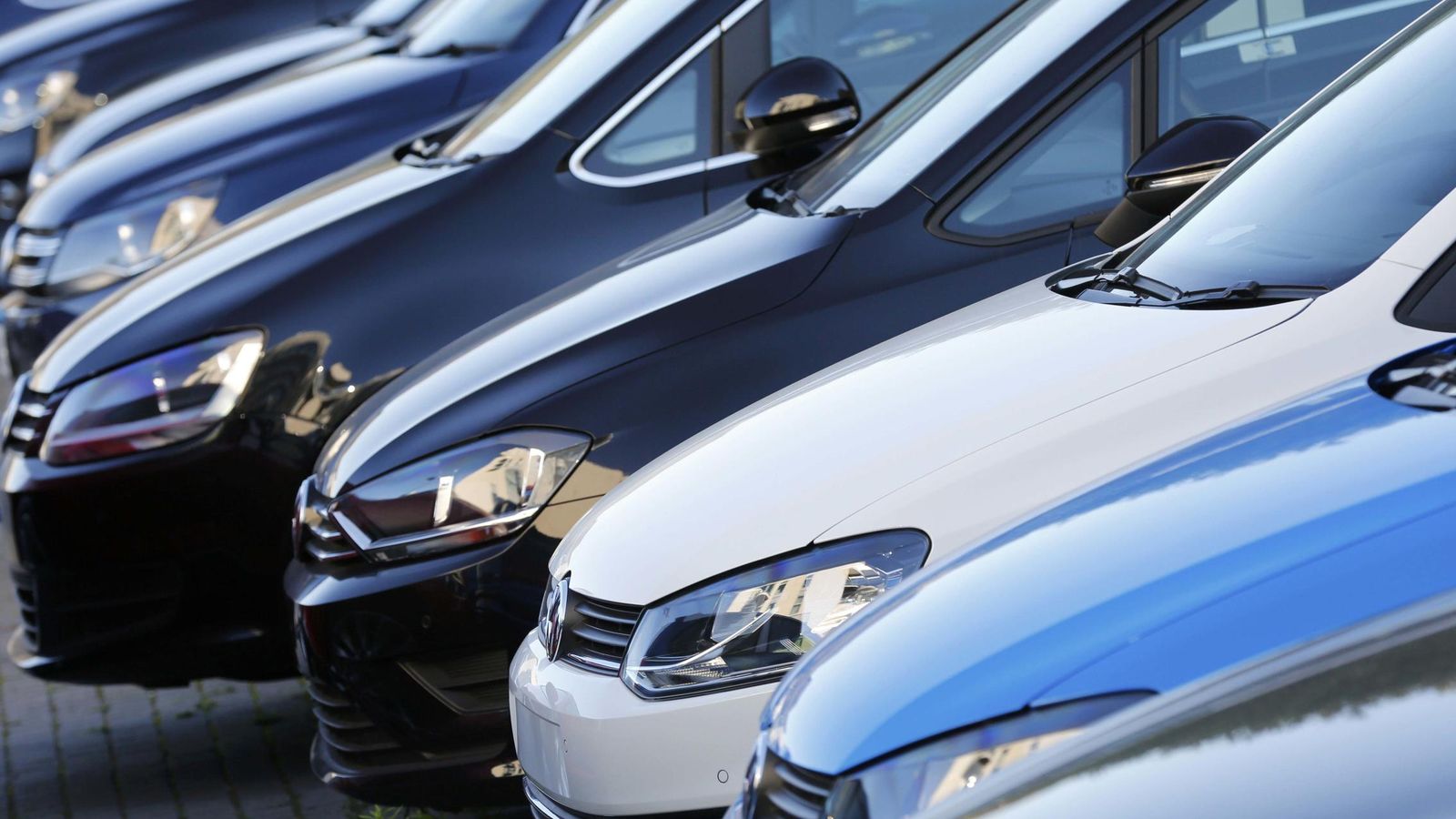 Foto: Varios coches de la marca Volkswagen listos para su transporte. (Reuters)