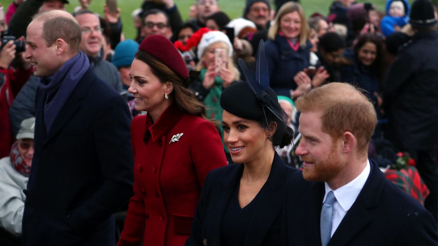 Los Sussex y los Cambridge tras la misa navideña, cita casi obligada para la familia real. (Reuters)