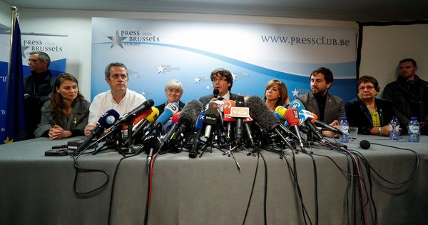 Foto: Meritxell Serret, Joaquim Forn, Clara Ponsati, Carles Puigdemont, Meritxell Borras, Antoni Comin y Dolors Bassa. (Reuters)