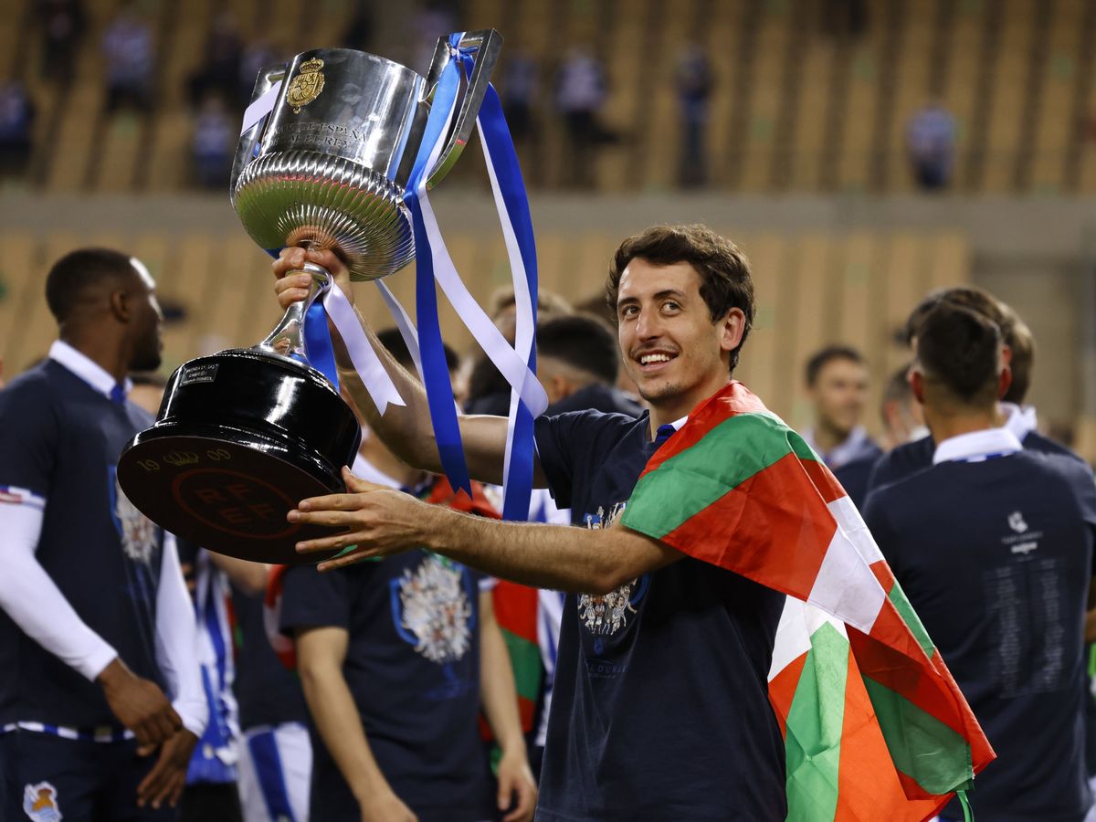 Foto: Mikel Oyarzabal, con la Copa del Rey ganada en Sevilla. (REUTERS)