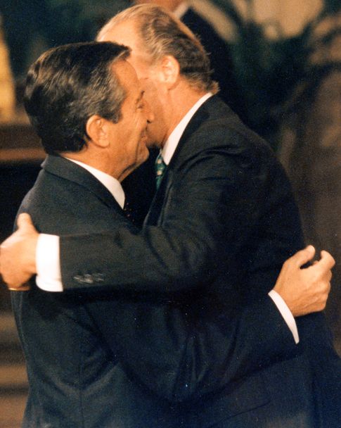 El Rey Juan Carlos I abraza a Adolfo Suárez González en la década de los 90 (I.C.)