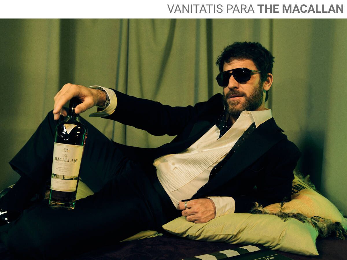 Foto: El actor Alfonso Bassave posando junto con una de las botellas de edición limitada de The Macallan.