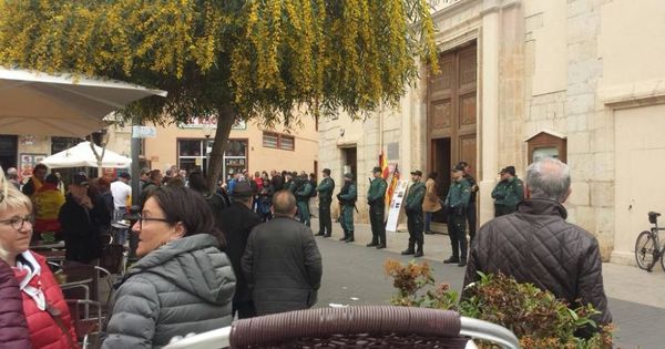 Foto: Agentes de la Guardia Civil velan por la seguridad de los asistentes a un acto de ERC en Vinaròs. (Twitter Joan Tardà)