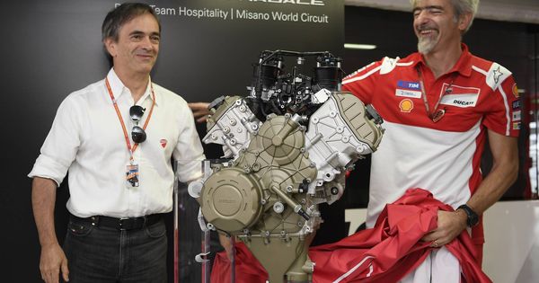 Foto: Gigi Dall’Igna (derecha), director técnico de Ducati Corse, y el ingeniero Forni, responsable de diseño del Desmosedici Stradale V4.