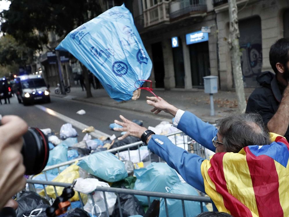 Foto: Centenares de personas arrojan bolsas de basura ante Delegación del Gobierno. (EFE)