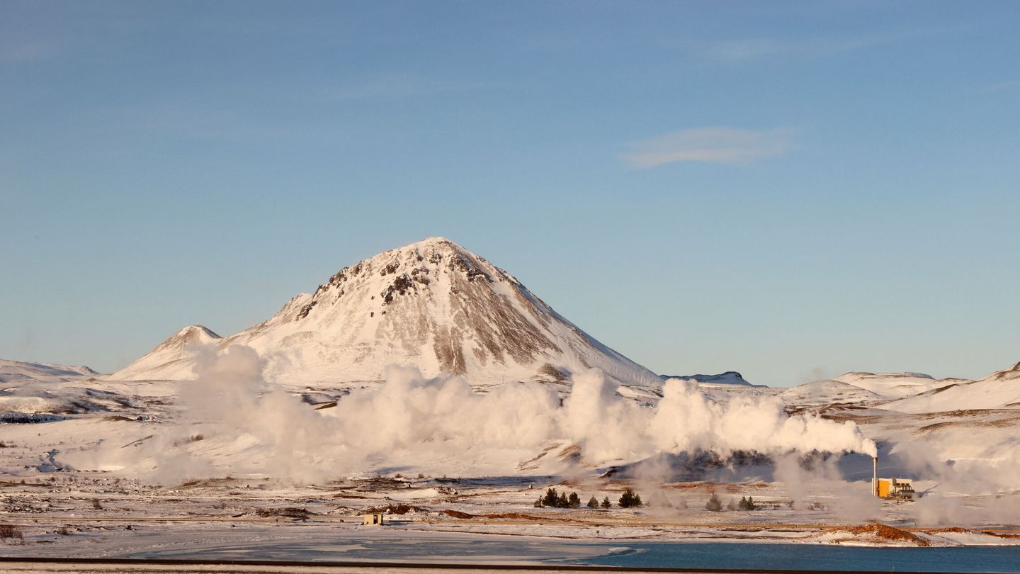 Planta geotérmica en Islandia. La nube blanca es vapor de agua.