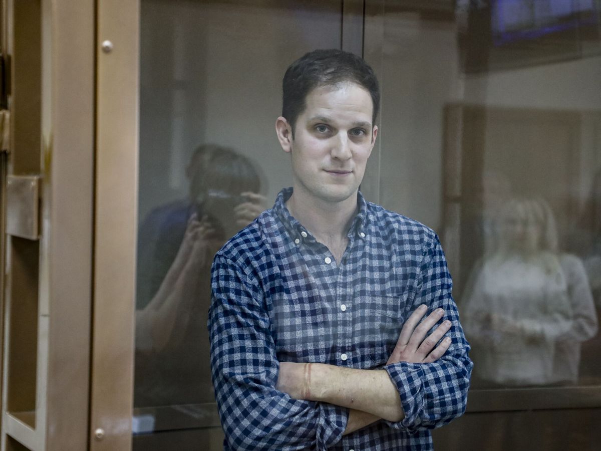 Foto: El reportero de 'The Wall Street Journal' Evan Gershkovich en un tribunal de Moscú esta mañana. (EFE/Maxim Shipenkov)
