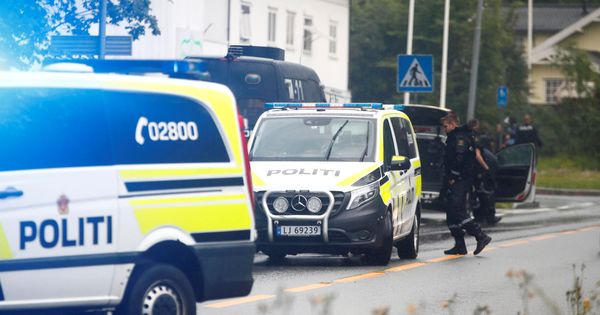 Foto: Imagen de la policía después de un tiroteo en la mezquita del centro islámico Al-Noor, cerca de Oslo, Noruega. (Reuters)