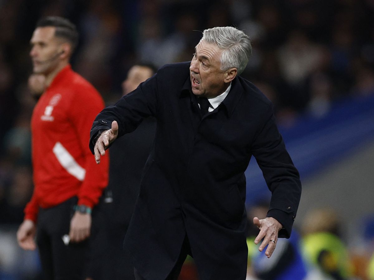 Foto: Ancelotti da instrucciones al equipo en el Clásico. (Reuters/Juan Medina)