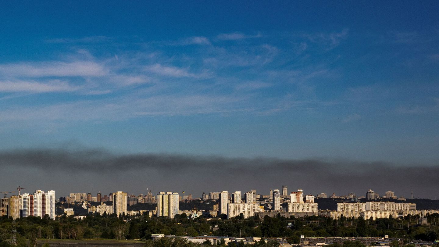 Humo sobre Kiev tras los ataques rusos. (Reuters/Vladyslav Sodel)